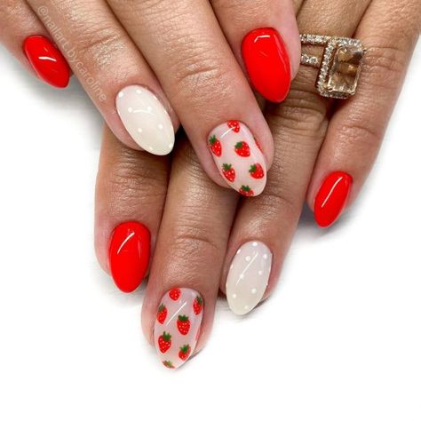 White Nails With Strawberries, Fruit Nail Art Acrylic, Berry Nails Design, Summer Nails Strawberry, Strawberry Acrylic Nails, Fruit Nails Design, Strawberry Nails Acrylic, Strawberry Nails Designs, Nail Art Trending