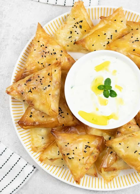 Once you introduce Sambousek With Cheese (Samosa) to your party table, every party will feel incomplete without this baked healthy Samosa. Cheese Sambousek, Spam Fries, Asian Thanksgiving, Cheese Samosa, Ramadan Foods, Samosas Recipe, Best Finger Foods, Asian Appetizers, Samosa Recipe