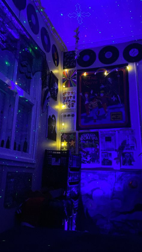 Tim Burton Aesthetic Bedroom, Tim Burton Room Ideas Bedrooms, Tim Burton Bedroom Ideas, Tim Burton Room Ideas, Tim Burton Room, Grunge Bed, Aesthetic Bedroom Decor, Chill Room, Retro Room