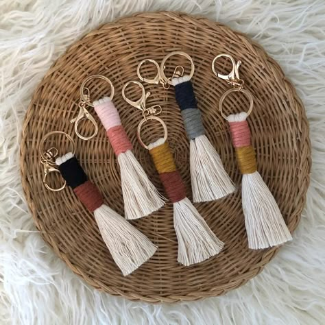 Diy Macrame Projects, Simpul Makrame, Macrame Tassel, Mini Macrame, Macrame Patterns Tutorials, Diy Macrame, Tassel Keychain, Macrame Ideas, Macrame Decor