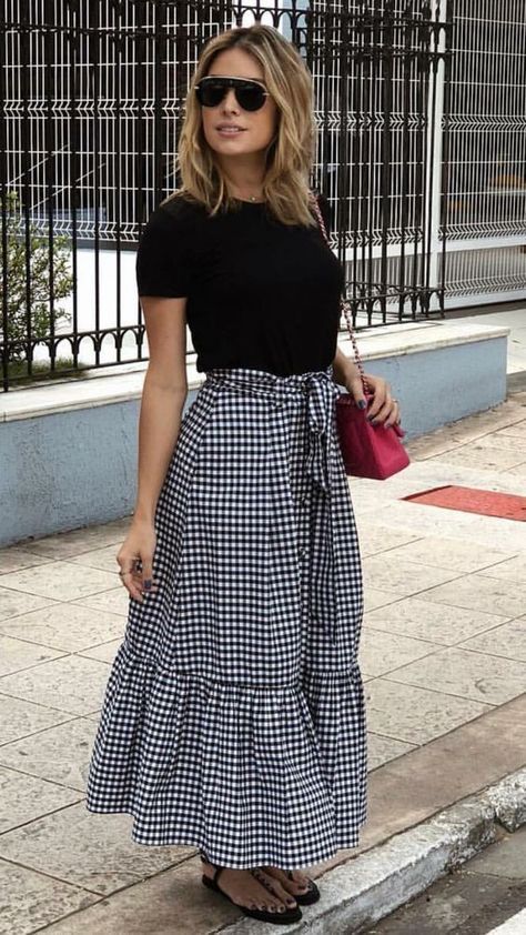 Gingham Maxi Skirt Outfit, Aline Skirt Outfit, Classic Fashion Looks, Gingham Outfit, Pentecostal Fashion, Long Skirt Outfits, Checkered Skirt, Maxi Skirt Outfits, Street Style Chic