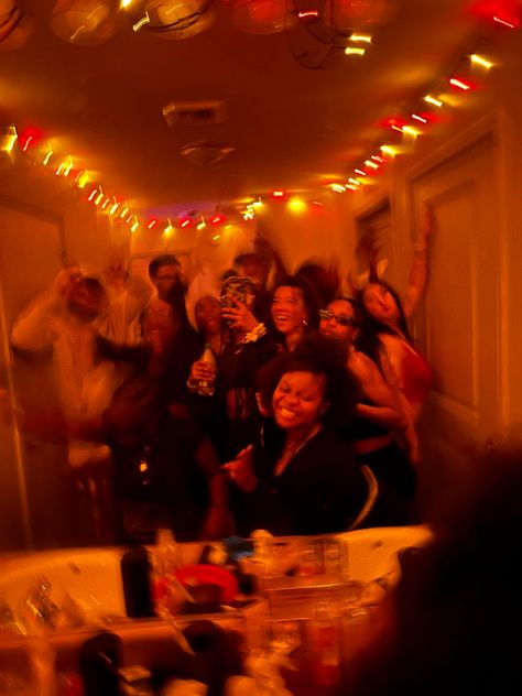 Partying Aesthetic Friends, Big House Party Aesthetic, College Dorm Party, Party Asthetics Photos, College Friend Group Aesthetic, Small House Party Aesthetic, Classy House Party, Black People Party Aesthetic, House Party Photoshoot