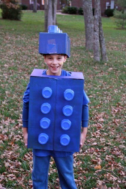 Lego boy Halloween costume Lego Costume, Blue Spray Paint, Baby Kostüm, Lego Diy, Masks Diy, Games Diy, Halloween Recipe, Crafts Halloween, Halloween Pins