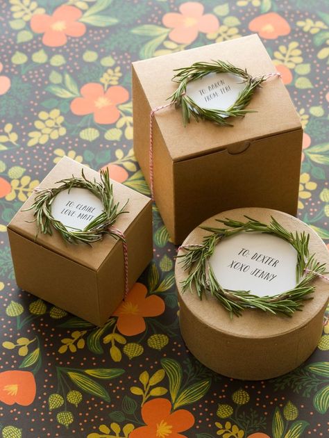 Rosemary Wreath Gift Toppers Soak rosemary first to clean and make more pliable Rosemary Wreath Diy, Rosemary Wreath, Joululahjat Diy, Soya Mumu, Gift Wreath, Gift Wrapping Inspiration, Creative Gift Wrapping, Gift Toppers, Diy Gift Wrapping