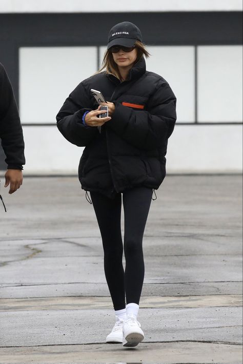 Nike Winter Jackets, Morning Pilates, Plane Outfit, Hailey Style, Hailey Bieber Outfits, Puffer Jacket Style, Look Legging, Hailey Bieber Style, Working Out Outfits