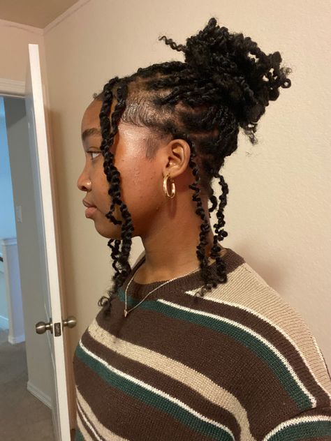 Hair Styles Black Women Twist, Black Women Twist Hairstyles Natural, Black Woman Twist Hairstyles, Hairstyles On Twists, Hairstyles To Do With Mini Twists, Short Black Girls Hairstyles Braids, Twist Ideas For Black Women, Medium Length Mini Twists, Hairstyle For Twist