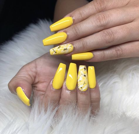 @wenailz on ig 😍 Yellow Acrylic Nails Designs, Trendy Yellow Nails, Nail Art Gris, Yellow Acrylic Nails, Acrylic Nails Yellow, Shade Of Yellow, Acrylic Nails Designs, Ideas Uñas, Bright Red Nails