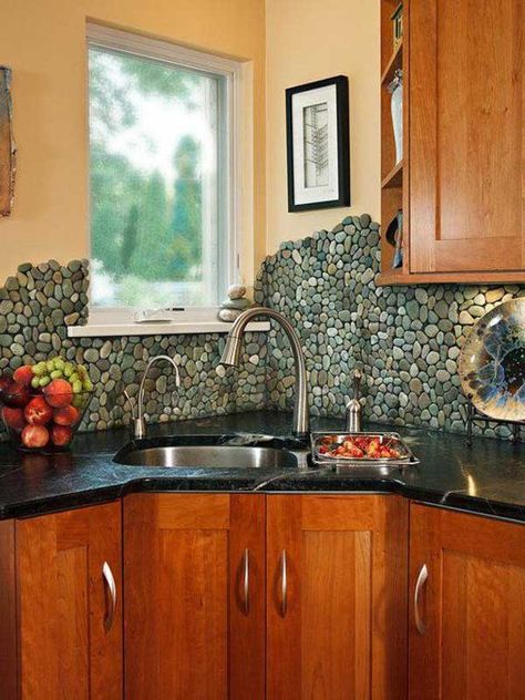 36 Examples on How to Use River Rocks in Your Decor Through DIY Projects homesthetics river rocks diy projects (13) Colorful Kitchen Backsplash, Cheap Backsplash, Rock Backsplash, Backsplash Diy, Trendy Kitchen Backsplash, Unconventional Materials, Diy Kitchen Backsplash, Diy Backsplash, Backsplash Designs