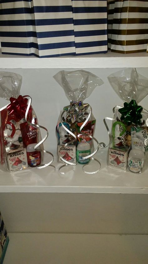 Small Gift Bags For Coworkers, Small Gift Bags For Christmas, Simple Holiday Gifts For Coworkers, Coworker Goodie Bags, Christmas Bags For Coworkers, Holiday Goodie Bags For Coworkers, Bath And Body Works Gift Baskets, Bath And Body Works Gift Ideas, Christmas Goodie Bags For Coworkers