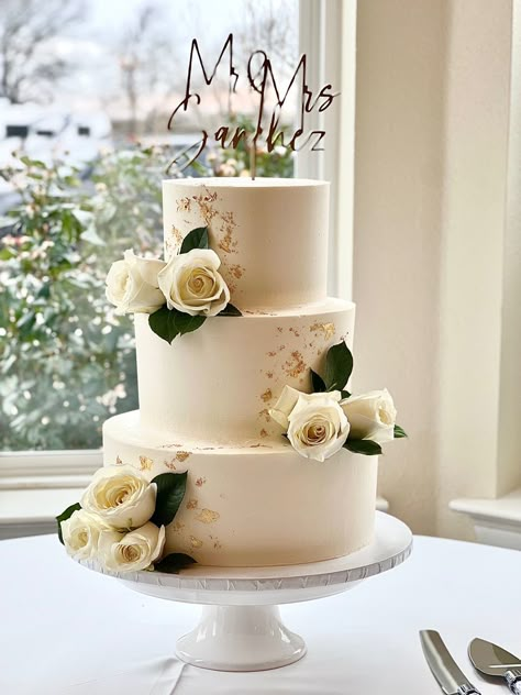 Modern Wedding Cake 2 Tier, Simple Wedding Cake White And Gold, Wedding Cake Gold And White, Garden Wedding Cakes, Cake Wedding Elegant, Minimalistic Wedding Cake, Wedding Cakes Romantic, Winter Wedding Cake Ideas, Wedding Cake Romantic