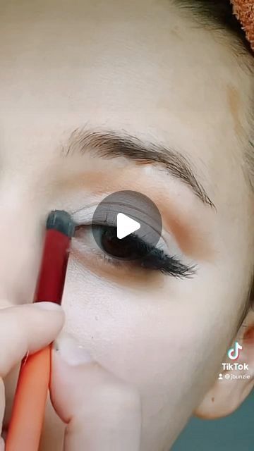 29K views · 2.6K likes | 𝐉𝐄𝐒𝐒𝐈𝐂𝐀 𝐕𝐈𝐋𝐋 on Instagram: "How to do Marilyn Monroe’s Eye Look! #makeup #vintage #marilynmonroe #lookalike" Marylin Monroe Makeup Look, Marilyn Monroe Eye Makeup, Marilyn Monroe Makeup Look, Marilyn Monroe Makeup Tutorial, 1950’s Makeup, Vintage Makeup Tutorial, Marilyn Makeup, Roaring 20s Makeup, Jessica Vill