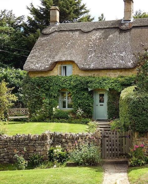 British Cottage, English Cottage Gardens, English Country Cottages, Cotswolds Cottage, Pretty Cottage, Roof House, English Cottages, Fairytale Cottage, Country Cottages