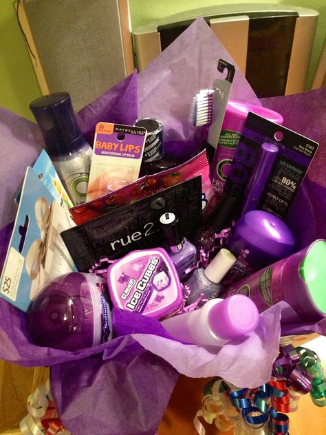 Favorite color themed gift basket. Throw together a bunch of fun toiletries and makeup and a few gift cards all of that person's favorite color. Teen Gift Baskets, Christmas Gift Baskets Diy, Comfy Vibes, Bday Gifts, Christmas Gifts For Teen Girls, Themed Gift Baskets, Colorful Gifts, Christmas Gift Baskets, Best Friend Birthday