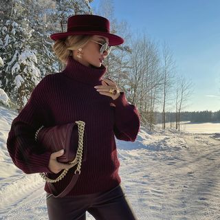 #vacation 🏝 Hat @sha.acc ✔️ Luxury Fur Felt Cloche Hat For Winter, Winter Brimmed Hat In Faux Fur, Luxury Winter Hat With Faux Fur Trim, Emrata Fur Hat, Rich Outfits, Dress Pants Outfits, Maroon Outfit, Russian Clothing, Luxury Fox Fur Outerwear