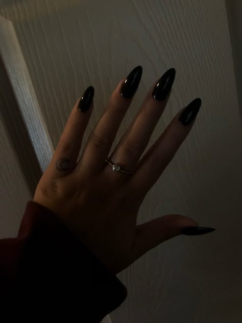 Black Nails Asthetics, Pretty Hands Black, Plain Black Acrylic Nails, Black Short Stiletto Nails, Black Cherry Nail Color, Plain Black Nails, Black Almond Nail Ideas, Glossy Black Nails, Black Nails Almond