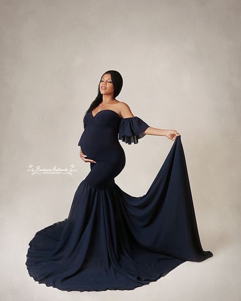 Gorgeous mama ready for her princess  💕#maternityphotographer #newbornphotographer #maternityshoot… Bridesmaids Photo, Sweetheart Top, Dress Mermaid, Dress Fitted, Baby Bump, Ruffled Sleeves, Maternity Photographer, Gorgeous Gowns, Maternity Pictures