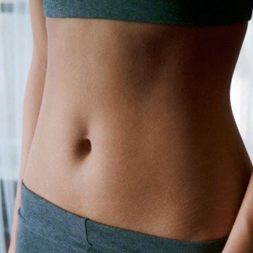 Looking to get a flat, toned stomach? Our expert trainer shares 5 must-do tips for toning up your stomach so you can flaunt your lean abs. These simple tips and tricks are easy lifestyle changes and will give you great results! Reduce Bloat, Lose Abdominal Fat, Beginner Pilates, Toned Stomach, Perfect Abs, Beginner Workouts, Pilates Video, Flatter Stomach, Yoga Iyengar