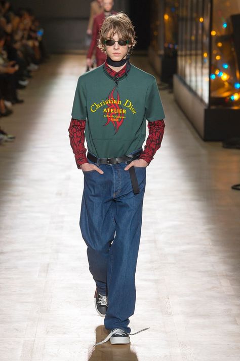 Dior Homme | Menswear - Autumn 2018 | Look 27 Men Fashion Show Outfit, Model Men Runway, 2006 Mens Fashion, 2002 Fashion Men, Mens Fashion Editorial Photography, Red Clothes Men, Menswear 2023, Y2k Mens Fashion, Nyc Street Fashion