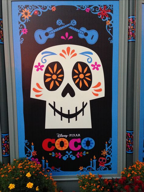 Coco Coco Halloween Decorations, Dia De Los Muertos Decorations Ideas, Dekorasi Halloween, Halloween Classroom, Adornos Halloween, Halloween Door Decorations, Door Decorations Classroom, Trunk Or Treat, Theme Halloween