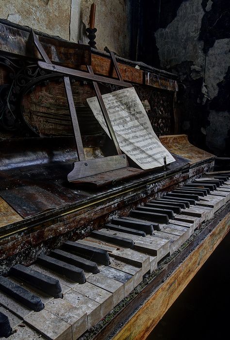 Old Piano, Apocalypse Aesthetic, Piano Art, Old Pianos, Chaotic Academia, Abandoned Mansions, 판타지 아트, Abandoned Buildings, Abandoned Houses