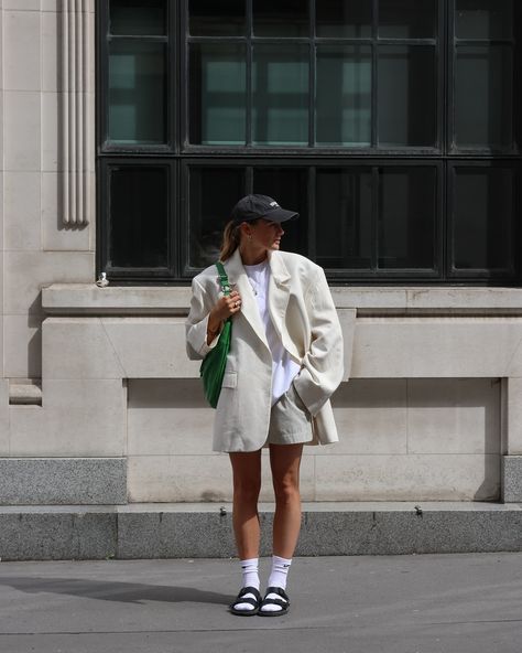 Oversized blazers for London run arounds 🙌🏼. Oversized style, oversized look, summer outfit, London street style, street style fashion, blazer outfit, blazer outfit ideas, summer outfits, summer fashion, oversized outfit inspo Touch Of Green Outfit, Oversized Blazer Outfit Casual, Style Oversized Blazer, Oversized Blazer Outfit, Outfit London, Oversized Blazers, Late Summer Outfits, Outfit Blazer, Blazer Outfits Casual