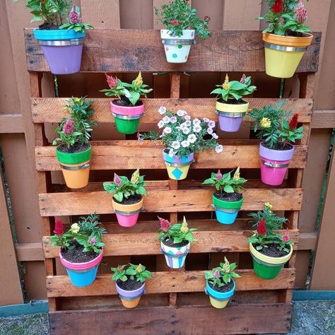 Wood Pallet Flower Planters, Pallet For Flowers, Wood Pallet Flower Boxes, Wall Pallet Planter, Pallet Container Garden, Pallet Garden Ideas Vertical, Wood Pallet Planters Wall, Palette Planter Boxes, Flowers In Pallets