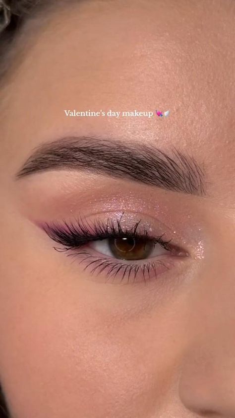 Cute Makeup Looks For Graduation, Aesthetic Make Up Ideas, Easy Simple Eyeshadow Natural Looks, Pink Makeup With Eyeliner, Simple Eye Makeup For White Dress, Fun Birthday Makeup Looks, Pink Makeup Look Tutorial, Elegant Pink Makeup, Eye Makeup For Pink Outfit