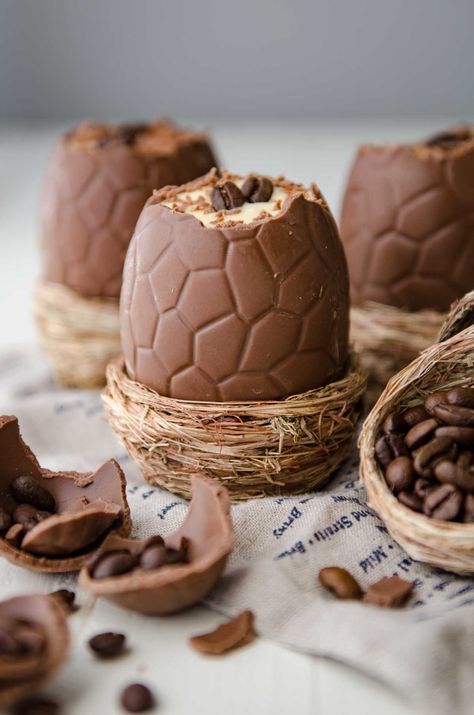 Filled Easter Eggs, No Egg Desserts, Easter Lunch, Candy Egg, Easter Baking, Easter Eggs Chocolate, Easter Eggs Diy, Easter Chocolate, Chocolate Eggs