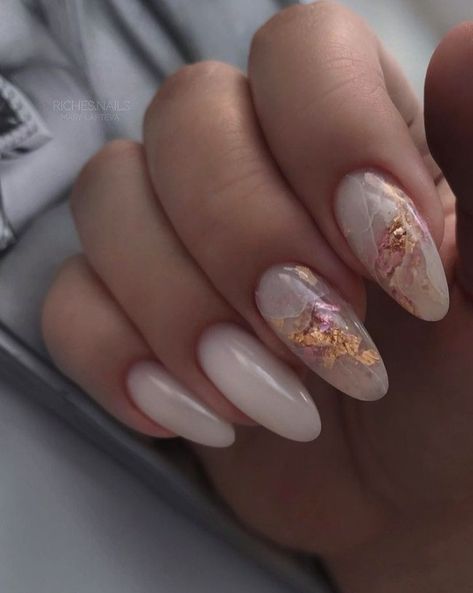 Russian Nails Design 2023, Milky Summer Nails, Nails Marmo, Marble Almond Nails, Glitter Marble Nails, Nude Marble Nails, Nail Art Blanc, Nail Art Mariage, Encapsulated Nails