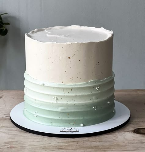 Ombre Sage Green Cake, Blue And Green Ombre Cake, Sage Green And White Cake, Boho Baby Shower Cake Boy, Pastel Green Cake Simple, Sage Baby Shower Cake, Light Green Cake, Cake Verde, Green Baby Shower Cake