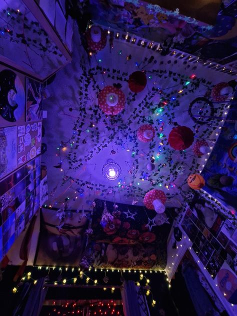 Vibes On Ceiling Bedroom, Grunge Ceiling Decor, Dorm Ceiling Decor, Reesecore Aesthetic, Posters On Ceiling, Room Ceiling Decor Ideas, Ceiling Collage, Aesthetic Ceiling Decor, Ceiling Decorations Bedroom