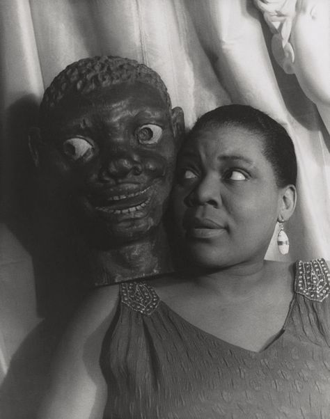 Bessie Smith with African mask, photographed by Carl Van Vechten, 1936 Bessie Smith, Musica Rock, Billie Holiday, Louis Armstrong, Film Inspiration, Aretha Franklin, Janis Joplin, Amy Winehouse, African American Art