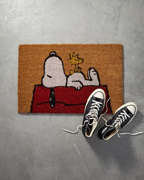 Goodhood on Instagram: “Peanuts' Snoopy doormat is back! It won't be around for long, so don't sleep on it... 👀🤭” Aesthetic Door Mat, Snoopy Furniture, Snoopy Decor, Snoopy House, Charlie Brown Cartoon, Mundane Objects, Brown Cartoon, Snoopy Valentine, Fall Doormat