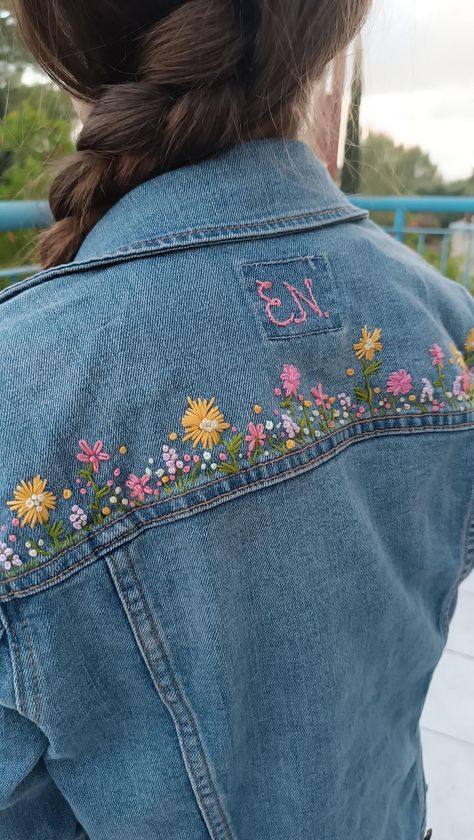 Custom Denim Jacket Ideas, Trendy Cotton Denim Jacket With Floral Embroidery, Casual Denim Jacket With Floral Embroidery, Flower Embroidery Denim Jacket, Trendy Denim Jacket With Floral Embroidery, Flower Embroidered Jeans, Blue Denim Jacket With Floral Embroidery, Embroidery Jeans Jacket, Denim Jacket Embroidery