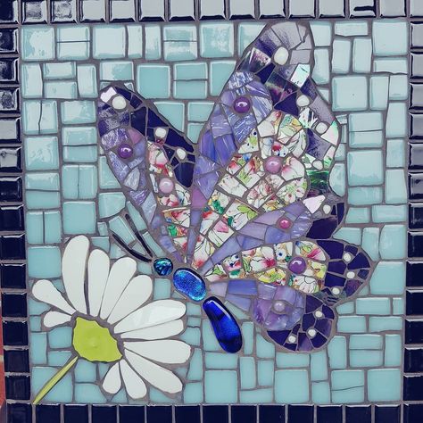 Clay Trays, Cement Ideas, Mosaic Tiles Crafts, Butterfly Mosaic, Mosaic Art Diy, Mosaic Flower Pots, Garden Tiles, Mosaic Animals, Mosaic Garden Art