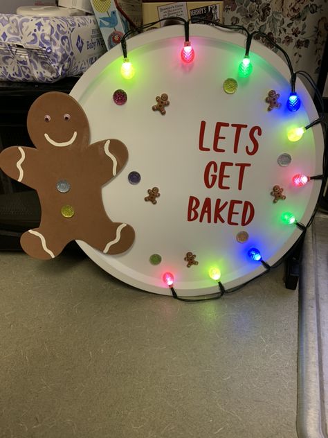 Grinch Pizza Pan Wreath, Pizza Pan Wreath, Snowman Pizza, Crafts Snowman, Christmas Diy's, Creamer Bottles, Christmas Crafts Snowman, Crafts 2024, Dollar Tree Gifts