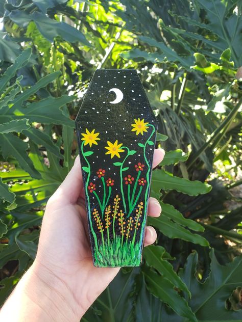 Coffin Painting Art, Coffin Painting Ideas, Witchy Painting Ideas Easy, Witchy Acrylic Painting, Witchy Art Painting, Coffin Painting, Goth Painting Ideas, Witchy Painting Ideas, Artsy Garden