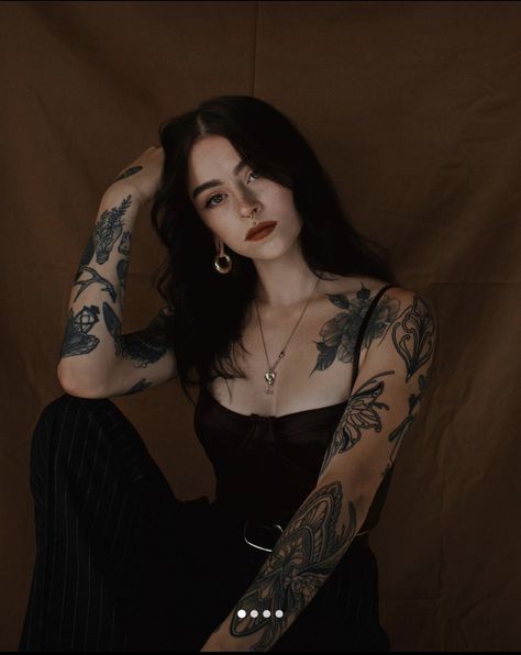 G Tattoo, Tattoed Women, Witch Fashion, Inked Girls, Looks Vintage, Tattoos And Piercings, Girl Tattoos, Makeup Inspiration, Hangers