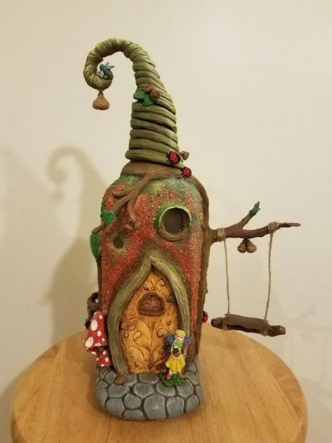 Wine Bottle Fairy House, Clay Bottle Art Ideas, Bottle Fairy House, Bottle Art With Clay, Fairy House Ideas, Coke Bottle Crafts, Fairy House Crafts, Bottle House, Clay Fairy House