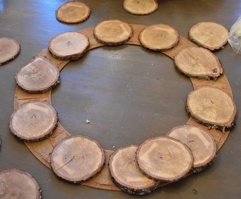 Rainy Winter, Home Decor Diy Ideas, Natural Christmas Decor, Wood Wreath, Wood Slice Crafts, Decor Diy Ideas, Christmas Wood Crafts, Natural Christmas, Christmas Wreaths Diy