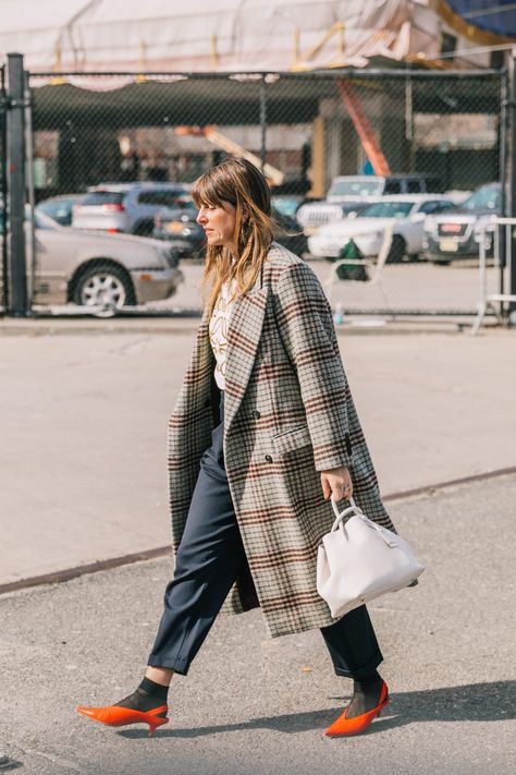 NYFW FALL 18/19 STREET STYLE V Blue Pants Outfit Ideas, Spring Work Outfits For Women, Navy Blue Pants Outfit, Blue Pants Outfit, Outfit Navy, Business Casual Fall, Pants Outfit Ideas, Women Street Style, Checkered Jacket