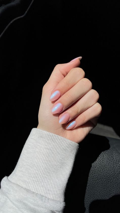 Gel Nails Ideas Round Shape, Iridescent Nails Acrylic Almond, Pink Iridescent Nails Acrylic, French Tip Irridescent Nails, Iridescent Gel Nails, Chrome Iridescent Nails, Chrome Nails Oval, Oval Chrome Nails, Cute Nails Oval