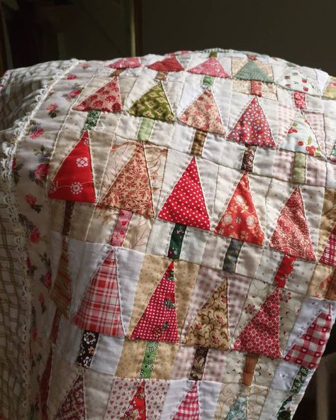 Anna Jantina Quilts (@anna_jantina) • Instagram photos and videos Seasonal Quilts, Cheater Quilt Fabric, Rustic Quilts, Christmas Quilt Patterns, Scrappy Quilt Patterns, Quilts Decor, Scrap Quilt Patterns, Cute Quilts, Holiday Quilts