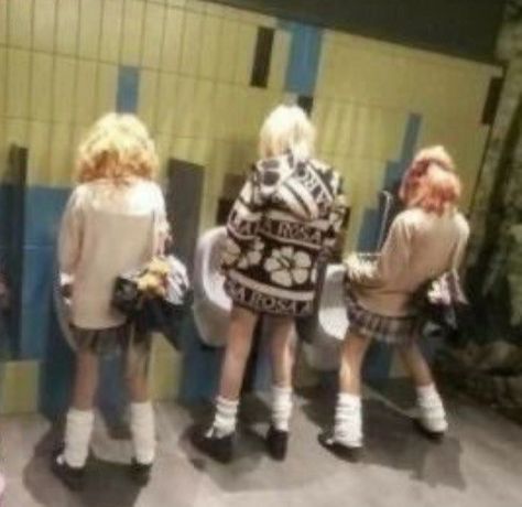 Funny Gyaru Pics, Gyaru Friend Group, Gyaru Aesthetic, Agejo Gyaru, 일본 패션, Gyaru Fashion, Foto Poses, Japanese Street Fashion, J Fashion