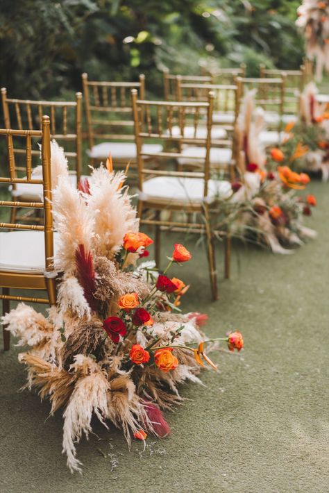 Terracotta Ceremony Decor, Wedding Boho Rustic, Rustic Country Wedding Ideas Decoration, Rustic Orange Wedding Decor, Boho Rustic Wedding Decor, Country Boho Wedding, Outdoor Farm Wedding, Farm Wedding Decorations, Rustic Barn Wedding Decorations