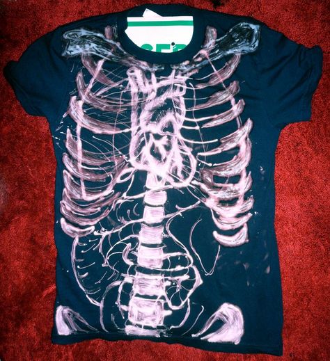 bleach pen shirt - Google Search Bleach Pen Designs, Major Arteries, Bleach Pen Diy, Bleach Tshirt, Distressed Tshirt Diy, Cut Hoodies, Looks Hippie, Bleaching Clothes, Heart Lungs