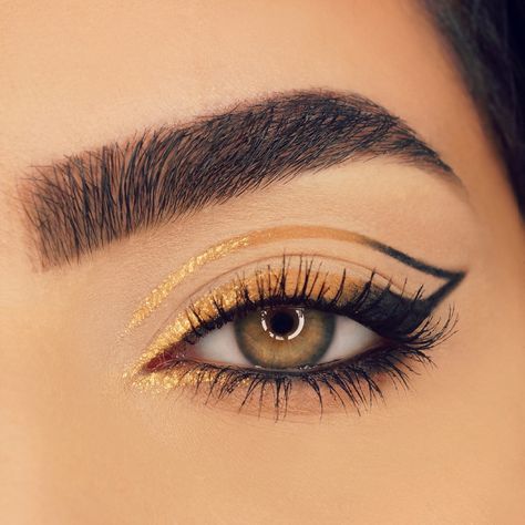 Gold Makeup Hooded Eyes, Black And Gold Eyeliner, Geometric Eye Makeup, Graphic Liner Makeup Black, Gold Eyeliner Looks, Gold Goddess Makeup, Golden Eyeliner, Graphic Eyeliner Ideas, Eras Makeup