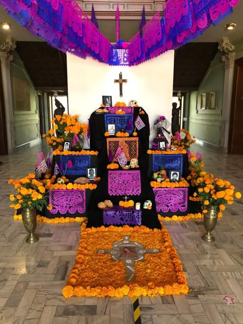 Ideas para hacer tu altar de muertos... - 1 millón de ideas Mexican Ofrenda Ideas, Ofrendas Ideas, Dia De Los Muertos Crafts Ideas, Ideas Para Halloween, Dia De Los Muertos Decorations Ideas, Altar Ideas, Grave Decorations, Home Altar, Mexican Party