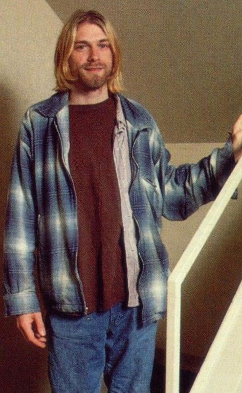 Cobain was wearing Helloween costume Kurt Cobain Outfit, Kurt Cobain Style, Indie Outfits Grunge, Grunge Outfits Men, 90s Fashion Men, Celebrity Halloween Costumes, Estilo Hippie, K Fashion, 1990s Fashion