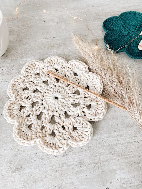 Crochet On Fabric, Different Cultures, Crochet Diy, Crochet Doily, Diy Couture, Crochet Coasters, Crochet Home, Yarn Art, Yarn Needle